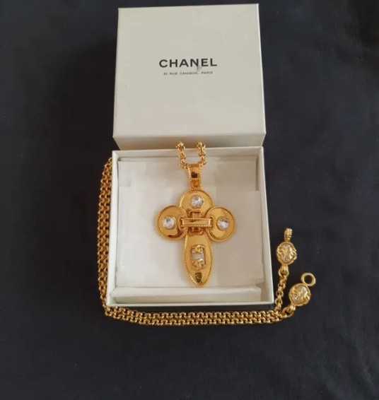 Цепочка и подвеска в форме креста 