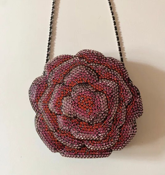 Сумка в форме камелии от бренда Chanel