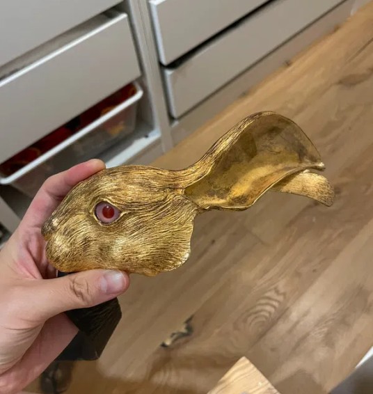 Золотая пряжка для ремня с кроликом Christopher Ross